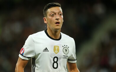 Ozil a Pogba sa počas európskeho šampionátu spojili, aby zaplatili operácie pre 22 afrických detí Ozil a Pogba sa počas európskeho šampionátu spojili, aby zaplatili operácie pre 22 afrických detí