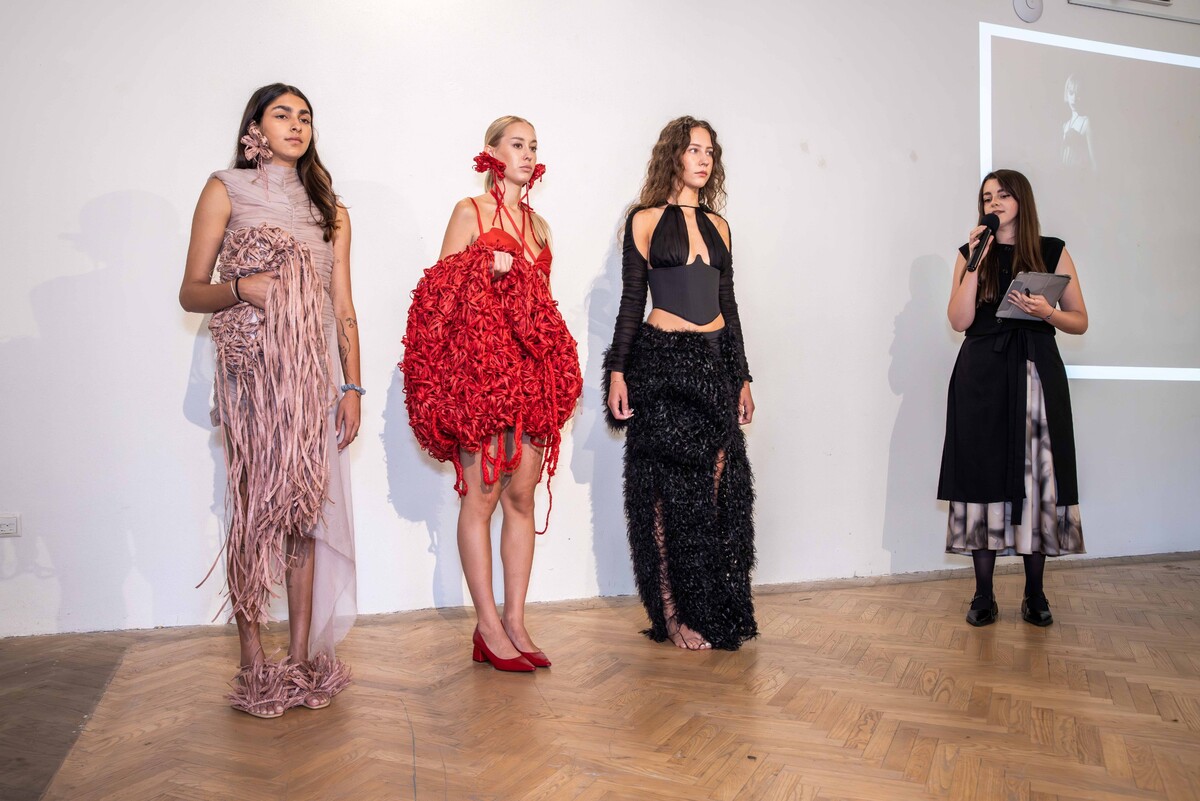 Zuzana Ľos-Božiková predstavila kolekciu s jasne čitateľným rukopisom.