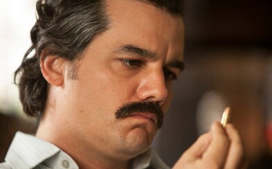 Pablo Escobar cíti na najnovších záberoch pre druhú sériu Narcos blížiacu sa smrť Pablo Escobar cíti na najnovších záberoch pre druhú sériu Narcos blížiacu sa smrť