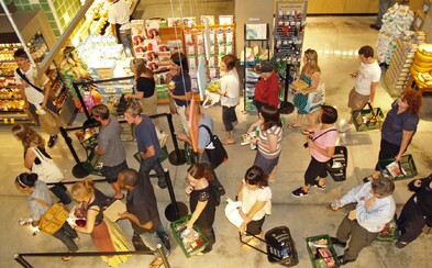 Padesát korun za dlouhé stání ve frontě? Kaufland svým zákazníkům navýšil finanční kompenzaci Padesát korun za dlouhé stání ve frontě? Kaufland svým zákazníkům navýšil finanční kompenzaci