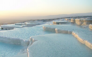 Pamukkale: travertinové svahy plné horké vody jakoby vystřižené z pohádky Pamukkale: travertinové svahy plné horké vody jakoby vystřižené z pohádky
