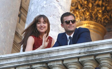 Pán Grey a Anastasia si užívajú Paríž na prvých záberoch pre pokračovanie Fifty Shades Pán Grey a Anastasia si užívajú Paríž na prvých záberoch pre pokračovanie Fifty Shades