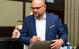 Pandemická komisia chce zatvárať aj reštaurácie, fitness centrá a divadlá. Sulík tvrdí, že SaS je zásadne proti