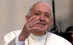 Pápež František čoraz viac kríva. Pre zdravotné problémy zrušil piatkový program