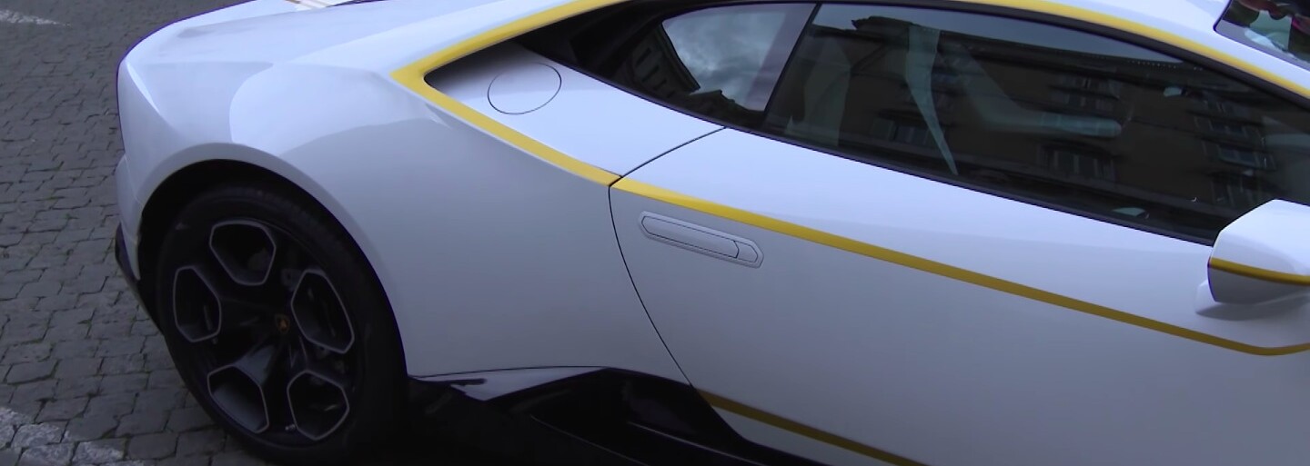 Pápež František sa chystá vydražiť svoje Lamborghini Huracán. Jeho cena môže byť až 350-tisíc eur