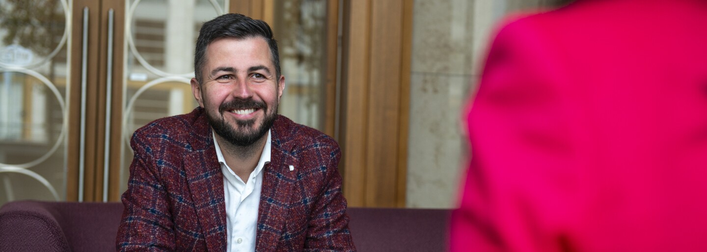 Pápež mu navrhol, nech si spravia selfie. Michal Fajin mal byť kňazom, dnes je úspešný hotelier, jeho kávu pila Merkelová aj Putin