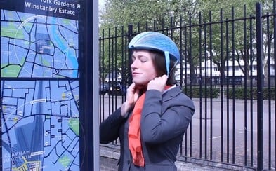 Papírová přilba pro cyklisty? Je recyklovatelná, lehká, levná a dokáže zachránit život Papírová přilba pro cyklisty? Je recyklovatelná, lehká, levná a dokáže zachránit život