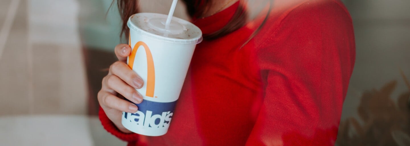 Papírová brčka z McDonaldu nejdou recyklovat, přiznal řetězec. Na rozdíl od plastových, u nichž to možné bylo