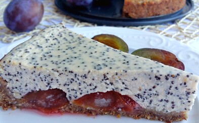 Parádní cheesecake se švestkami a mákem, který ti svou chutí rozhodně zlepší den (Recept) Parádní cheesecake se švestkami a mákem, který ti svou chutí rozhodně zlepší den (Recept)