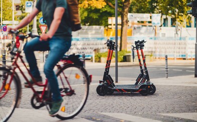 Paríž zaviedol prísne pravidlá pre elektrické kolobežky. Zomierajú na nich ľudia Paríž zaviedol prísne pravidlá pre elektrické kolobežky. Zomierajú na nich ľudia