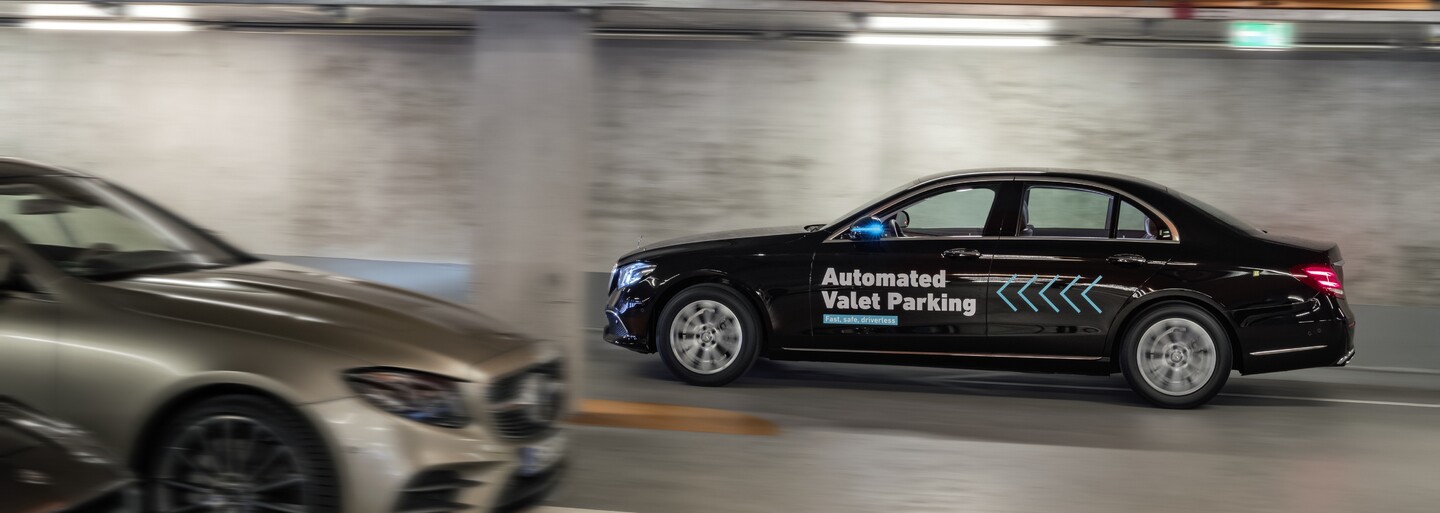 Parkování jako v bondovce? Díky první úředně povolené plně automatizované funkci je to realita