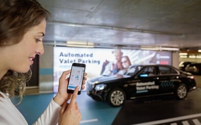 Parkování jako v bondovce? Díky první úředně povolené plně automatizované funkci je to realita Parkování jako v bondovce? Díky první úředně povolené plně automatizované funkci je to realita