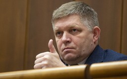 Parlament nemohol hlasovať o 13. dôchodkoch, lebo chýbali poslanci Smeru: Sú na Maldivách, tvrdí opozícia