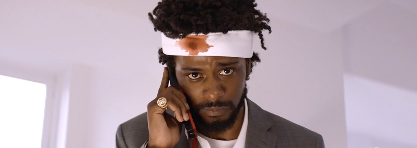Paródia súčasného kapitalizmu, života v USA a spoločnosti v bizarnej a šokujúcej komédii Sorry to Bother You (Recenzia)