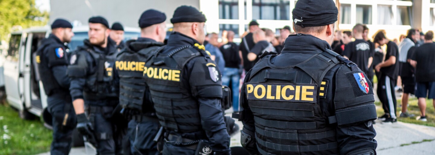 Parta dětských výtržníků terorizuje Litvínov. Po lidech hází kameny a ničí auta