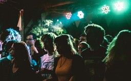 Party navzdory vládním nařízením: V Holešově měli na diskotéce vířivku, popíjeli a kouřili v podniku