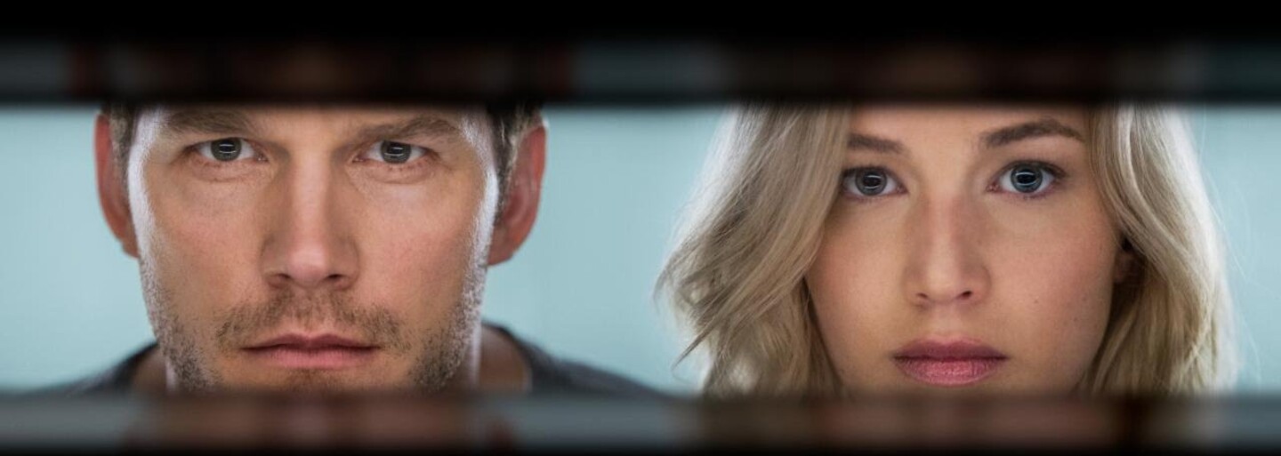Pasažieri s Chrisom Prattom a Jennifer Lawrence zabavia, no potenciál originálneho romantického sci-fi nevyužili (Recenzia)