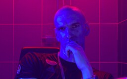 Pastor má v novém klipu mód jako Vémola při nástupu na fight. Zároveň odhaluje cover i tracklist k novému albu Trapsport