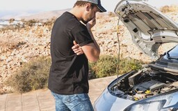 Patálie s kradeným autem: Muž v Brně vyměňoval baterku, kolemjdoucí hlídka ale zjistila, že vůz není jeho