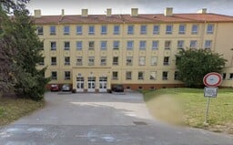 Patnáctiletá dívka vypadla z okna školy v Kladně, zraněním podlehla