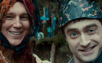 Paul Dano si v novej upútavke pre šialenú komédiu urobil z mŕtvoly Daniela Radcliffea rotačný guľomet Paul Dano si v novej upútavke pre šialenú komédiu urobil z mŕtvoly Daniela Radcliffea rotačný guľomet