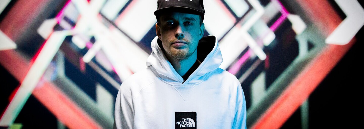 Paulie Garand se těsně před vydáním alba Nirvana připomíná vydařenou novinkou Bali, která se dočkala i epileptického vizuálu