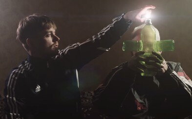 Paulie Garand zapaluje bongo dědovi. Sleduj šílený videoklip plný krve s Maniakem Paulie Garand zapaluje bongo dědovi. Sleduj šílený videoklip plný krve s Maniakem