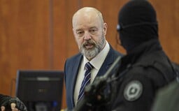 Pavla Ruska zadržala polícia, uplynulú noc už strávil v cele. Súd neuveril jeho historke o poliatí kyselinou