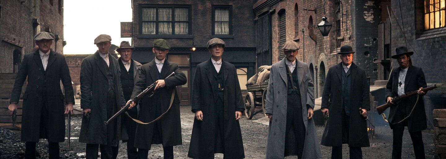 Peaky Blinders ohúrilo všetky generácie divákov. Ako sa BBC podarilo vytvoriť tento geniálny britský seriál?