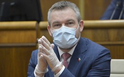 Pellegrini vraj plánuje vyzvať Fica na súboj. Ak prehrá, možno zo strany odíde