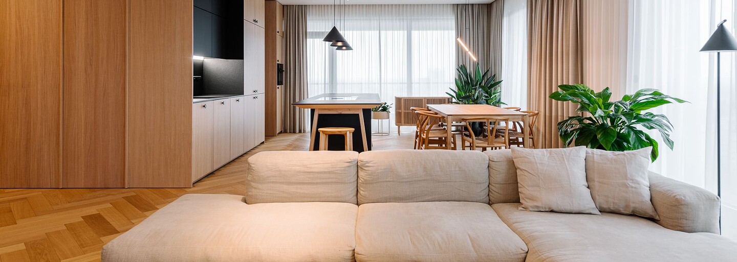 Penthouse v nadčasovom štýle na začiatku Petržalky s výhľadom na Hrad aj Sad Janka Kráľa