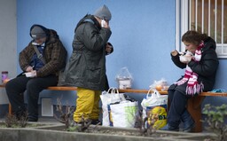 Pět tipů jak pomoci lidem bez domova: Zaplať stovku a zajisti jim nocleh
