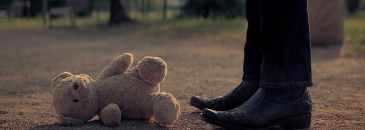 PETA v reklame pitvá medvedíka. Ničením plyšovej hračky poukazuje na problematiku testovania na zvieratách