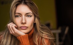 Peter je vo Švédsku a bojí sa, že nesprísnia opatrenia, modelka v Miláne kritizuje Talianov. Ako sa cítia Slováci vo svete?