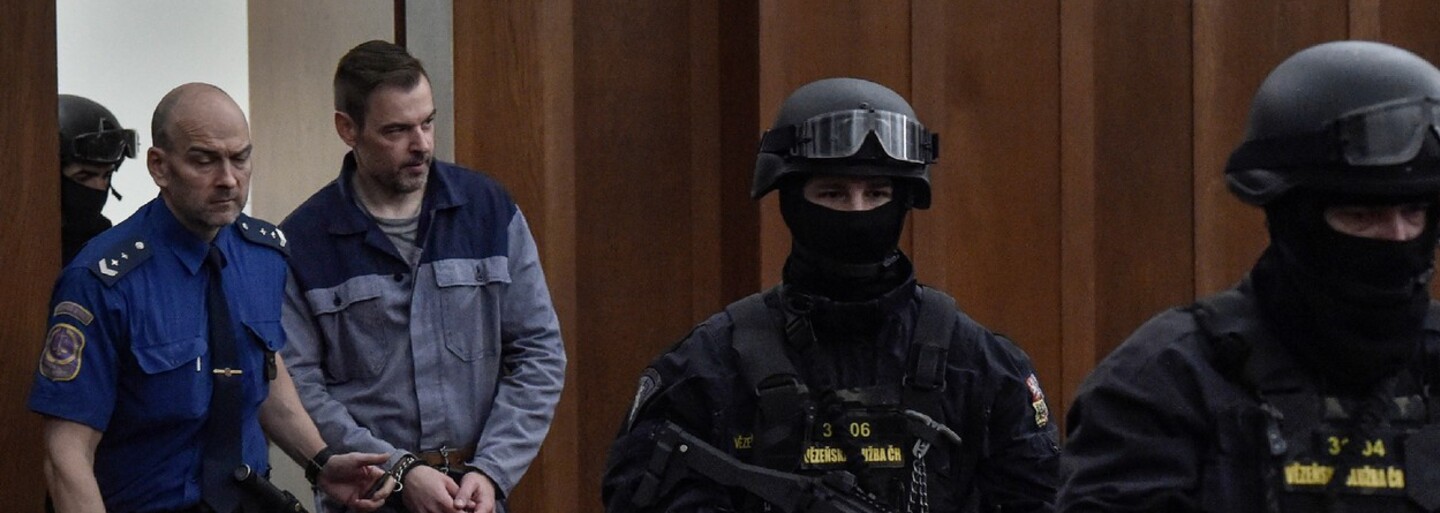 Petr Kramný žádá obnovu procesu. Do soudní síně ho doprovodila policie se samopaly