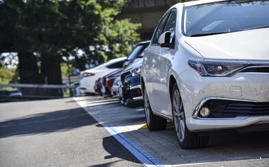Petržalka začne s plateným parkovaním. Pre domácich zadarmo, ostatní v noci za euro na hodinu Petržalka začne s plateným parkovaním. Pre domácich zadarmo, ostatní v noci za euro na hodinu
