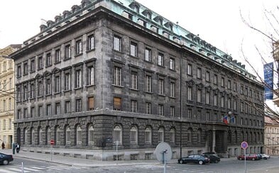 Petschkův palác byl během války sídlem gestapa. Mučeny zde byly tisíce nevinných českých vlastenců a odbojářů Petschkův palác byl během války sídlem gestapa. Mučeny zde byly tisíce nevinných českých vlastenců a odbojářů