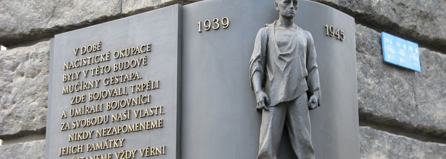 Petschkův palác byl během války sídlem gestapa. Mučeny zde byly tisíce nevinných českých vlastenců a odbojářů