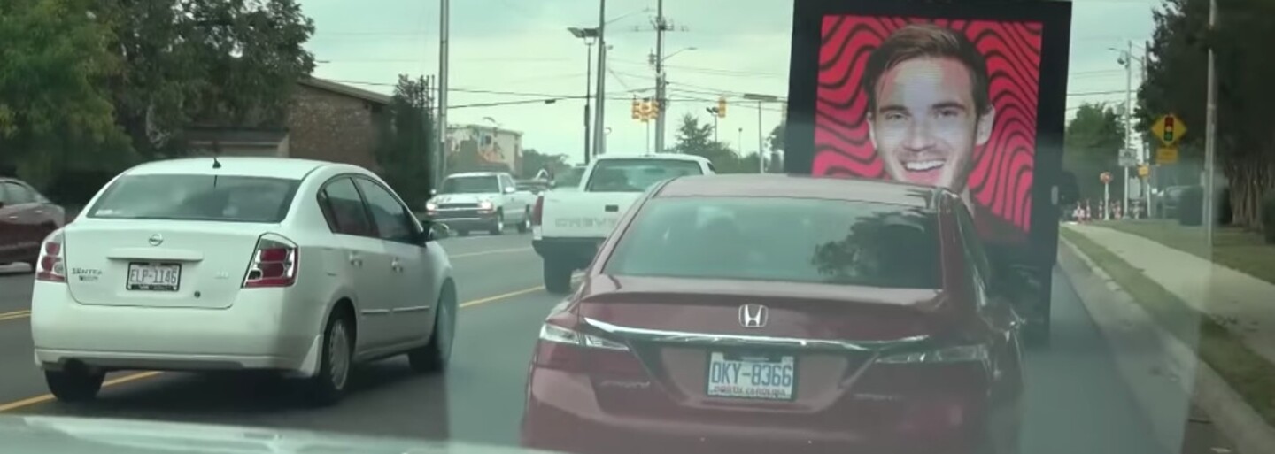 PewDiePie bojuje o místo nejodebíranějšího kanálu. Fanoušek nakoupil billboardy na jeho podporu