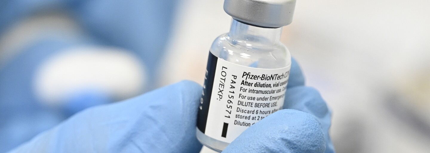 Pfizer vyzývá k třetí dávce vakcíny, prý nám zlepší imunitu. Odborníci si však aktuálně myslí, že lidem dvě dávky stačí