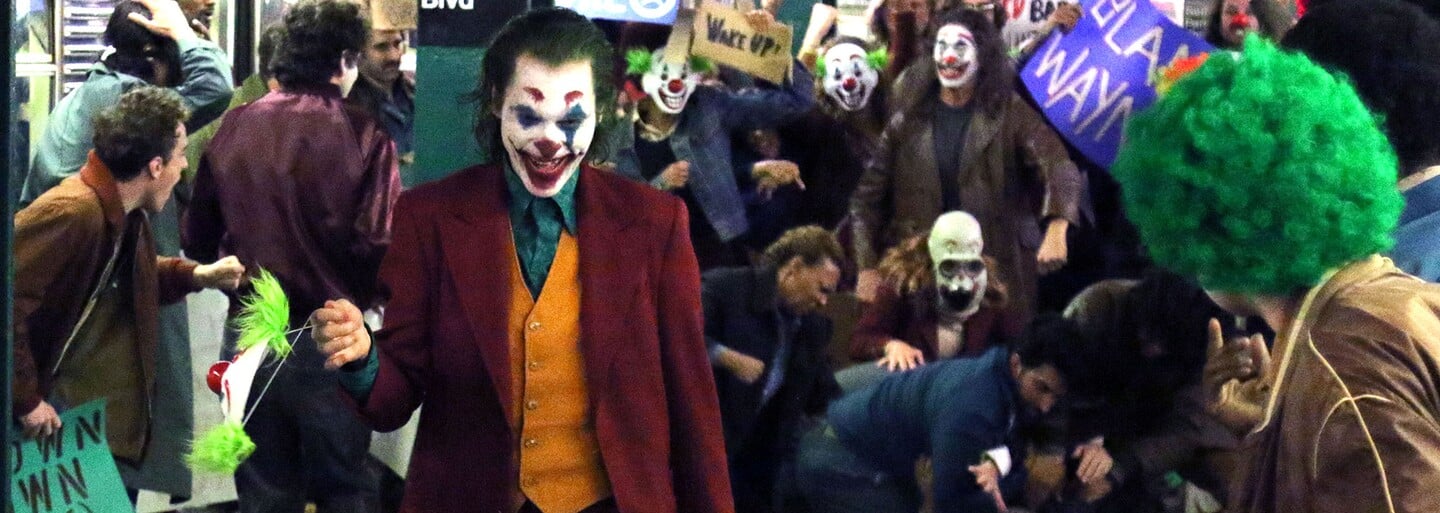 Phoenixov Joker vytvára šialenstvo v uliciach New Yorku na nových fotkách z natáčania. Kto si vo filme zahrá malého Bruca Wayna?