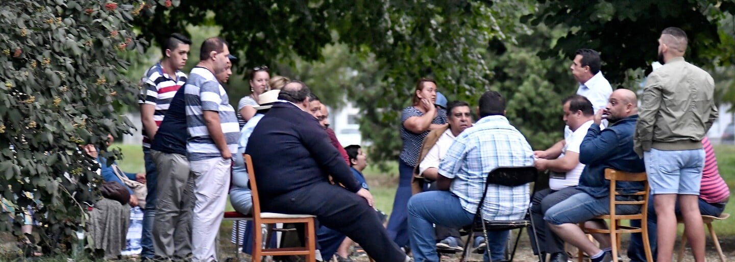Piešťanský park zaplavili ľudské výkaly. Zanechávajú ich stovky Rómov, ktorí prišli za pochybným liečiteľom