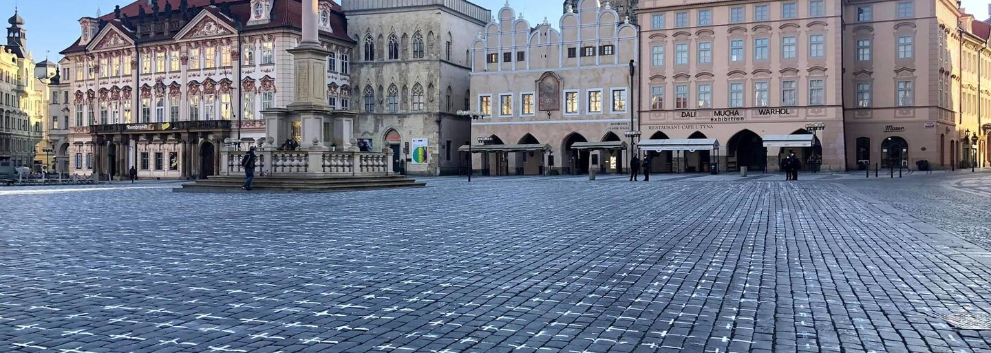 Pietní místo za oběti koronaviru na Staroměstském náměstí zatím zůstane. Budou se o něj starat skauti