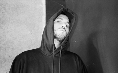 Pil C: Natiahnutý roztopený syr na kváskovom chlebe dáš s čím? S kečupom! Pil C: Natiahnutý roztopený syr na kváskovom chlebe dáš s čím? S kečupom!