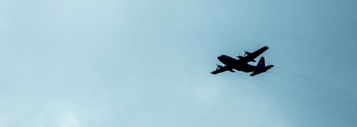 Pilot zanechal na oblohe kondenzačnú stopu v tvare penisu. Americké námorníctvo sa už stihlo za jeho čin ospravedlniť