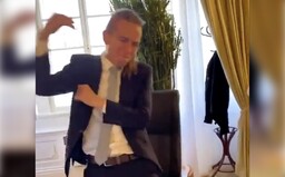 Pirát Bartoš se nechal natočit, jak v kanceláři poslouchá Dollara Prynce. „Předsněmovní pohoda,“ napsal