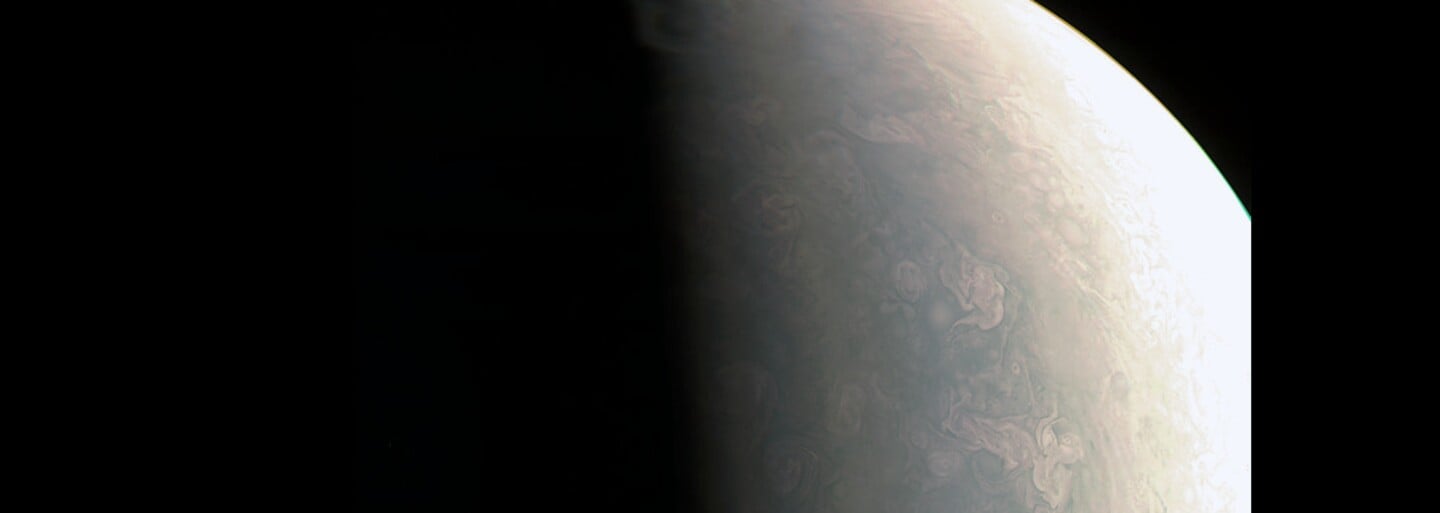 Píšu sa dejiny! Sonda JUNO sa priblížila k Jupiteru a zhotovila tak prvé fotografie najväčšej planéty slnečnej sústavy