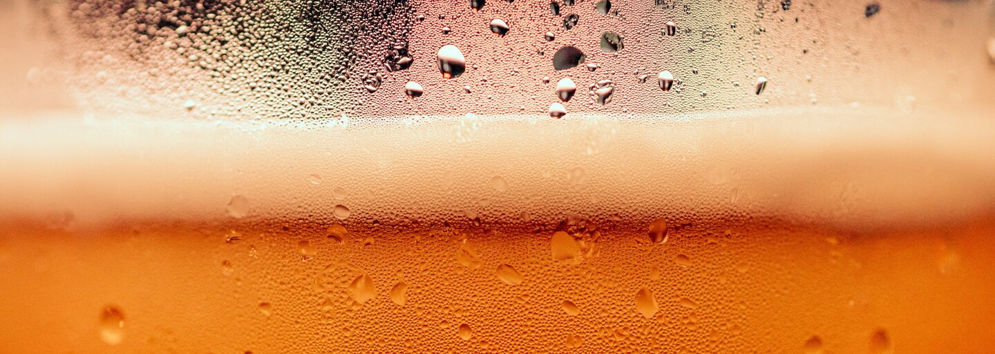 Pivo do deseti korun na tento víkend? Tyto moky teď najdeš v akci