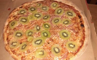 Pizza s ananásom je minulosťou. Ľudia na internete zdieľajú fotky, ako si na taliansky pokrm dávajú kiwi Pizza s ananásom je minulosťou. Ľudia na internete zdieľajú fotky, ako si na taliansky pokrm dávajú kiwi