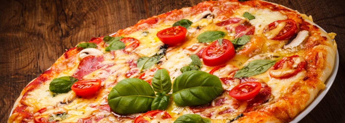 Pizza s muchou či šalát plný hliny ti zdvihnú žalúdok. Najhoršie bratislavské reštaurácie sú schopné ľuďom naservírovať čokoľvek